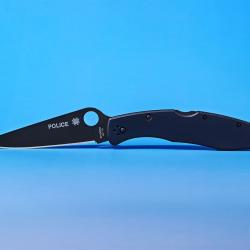 Couteau Spyderco Police Black Lame Acier VG10 Manche Acier Inox Noir Lockback Made Japan SC07BKP