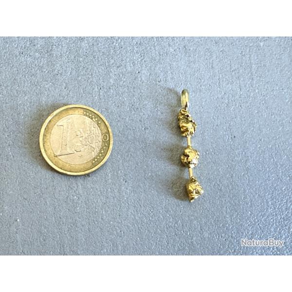 Pendentif avec 3 ppites naturelles en or 22 / 24 K avec montage en or 18 carats