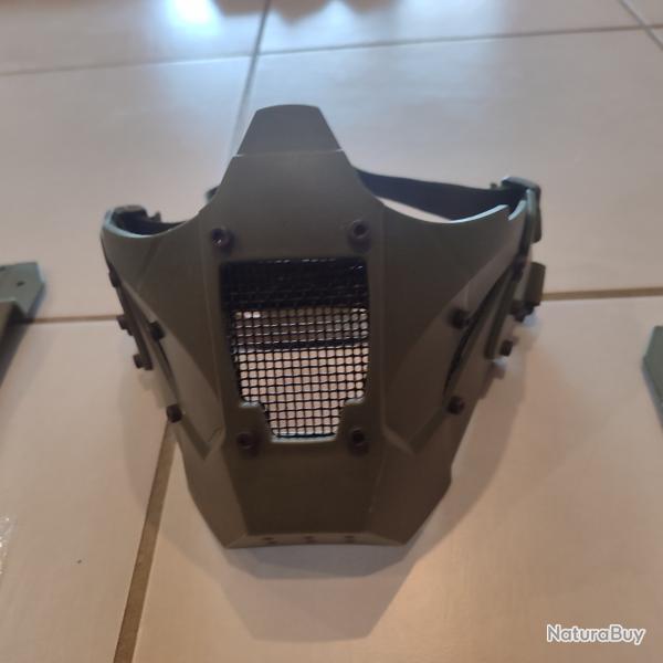 Masque vert arme plastique et grille adaptable casque.