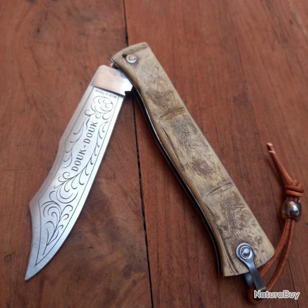 Joli et unique Couteau DOUKDOUK Manche en Peau de Ventre de CROCO