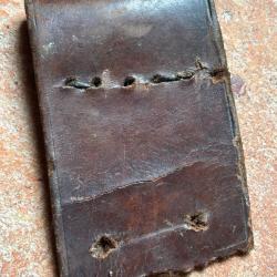 Attaché en cuir pour étui jambon Chamelot-Delvigne 1873