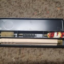 nécéssaire de nettoyage calibre 16  ( baguette bois + 3 brosses)
