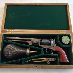 Revolver Colt Navy 1851 Seconde Génération 1971 en coffret avec accessoires Colt 2em série de photos