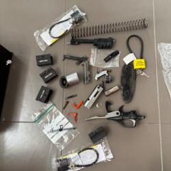 Pièces détachées pour bricoleur super lot trouve tous aux encheres boîte armurerie version tiroir v8