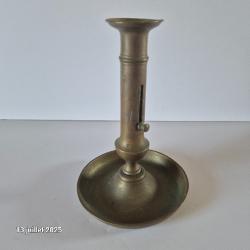 Joli bougeoir tire tête ancien en laiton  avec cuvette et poussoir