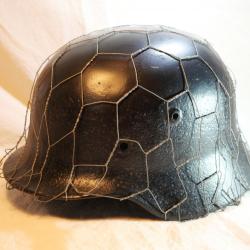 Casque allemand modèle 40 mastiqué repeint en noir avec grillage COL25CSQ001