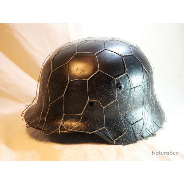 Casque allemand modle 40 mastiqu repeint en noir avec grillage COL25CSQ001