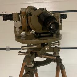 Lunette sur pied militaire