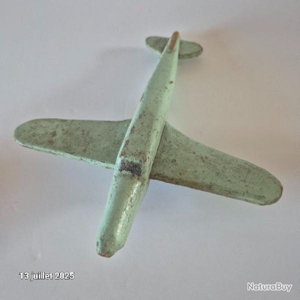 Petit avion miniature en bois plein , ancien, et franais