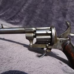 Joli revolver à broches à cadre ouvert.