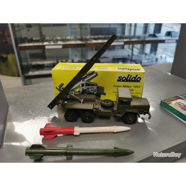 Solido camion militaire unic lance fuse. Avec bote et deux fuses. N 201.