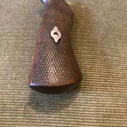 Une paire de plaque de crosse pour pistolet   sans marque