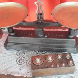 Ancienne Balance Roberval et Boîte de Poids Objets Vintage du XXème Curiosité