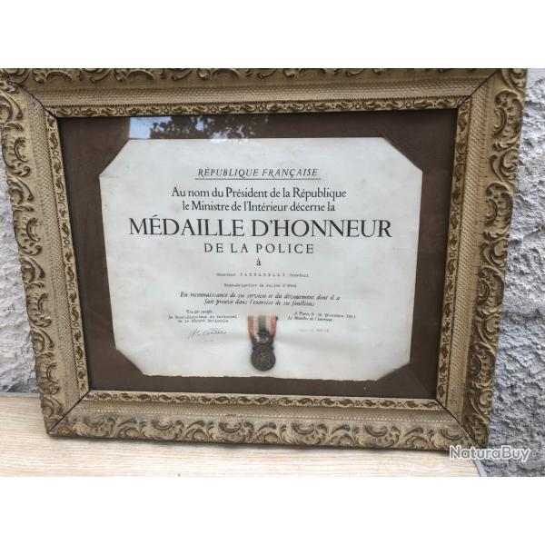 DIPLOME AVEC MEDAILLE D HONNEUR DE LA POLICE 1951