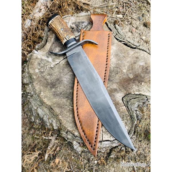gigantesque couteau bowie d'artisan , acier carbone /manche bois de cerf , corne de bison