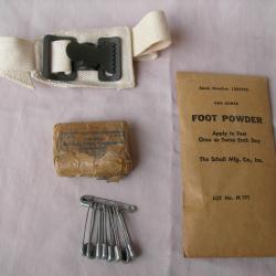 WW2 US LOT DE 4 ÉLÉMENTS MÉDICALES/HYGIÈNES MILITAIRES AMÉRICAINS 39-45 GARROT EPINGLE BANDE ..LOT 2