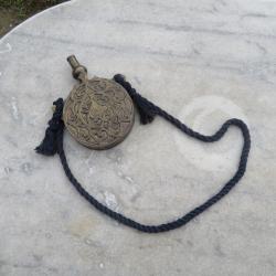 Ancienne poire à poudre orientale berbère en bronze patiné finement ciselé - Afrique du Nord (XXé)