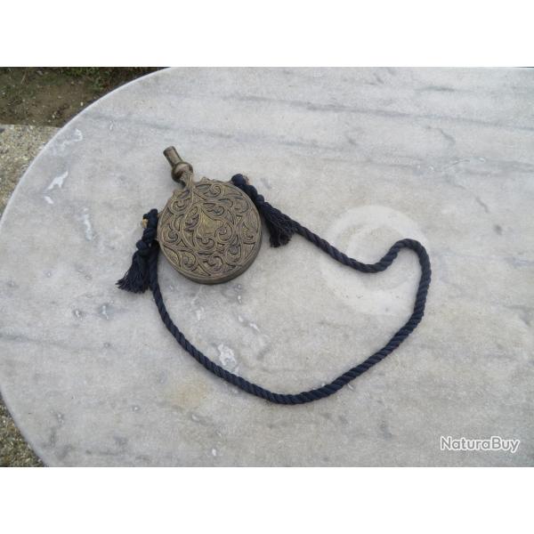 Ancienne poire à poudre orientale berbère en bronze patiné finement ciselé - Afrique du Nord (XXé)