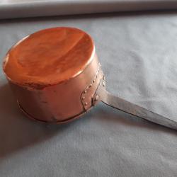 Ancienne casserole en cuivre étamé, manche en fonte.  Ø22cm hauteur 11cm. Pour décoration