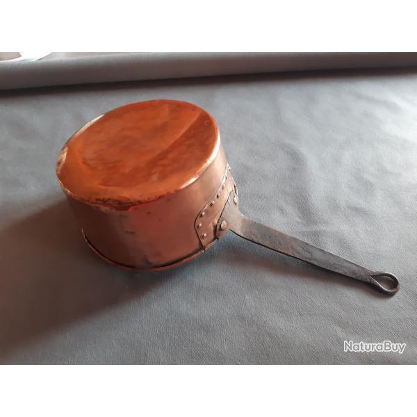 Ancienne casserole en cuivre étamé, manche en fonte.  Ø22cm hauteur 11cm. Pour décoration