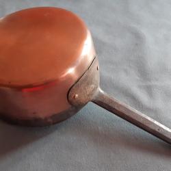 Ancienne casserole en cuivre étamé,, manche en fonte.  Ø22cm hauteur 9,5cm. Pour décoration