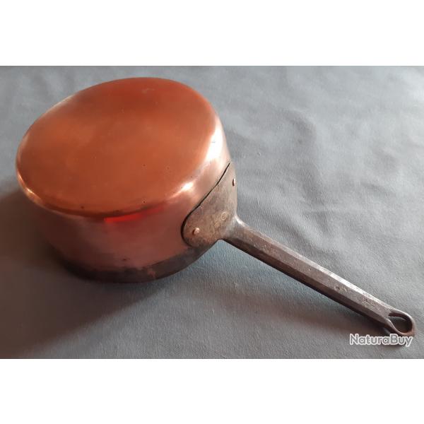 Ancienne casserole en cuivre étamé,, manche en fonte.  Ø22cm hauteur 9,5cm. Pour décoration