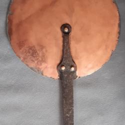 Ancien couvercle en cuivre étamé et fer forgé, diamètre 26cm.