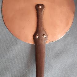 Ancien couvercle en cuivre étamé et fer forgé, diamètre 21cm.