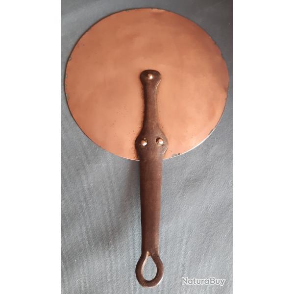 Ancien couvercle en cuivre étamé et fer forgé, diamètre 21cm.