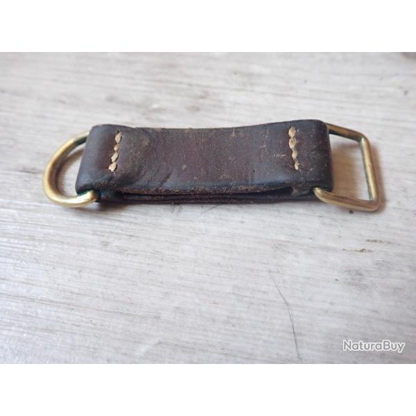 Passant de ceinture pour dague suisse. Modle dor : pas courant