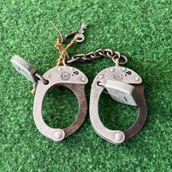 PAIRE DE MENOTTES GENDARMERIE  APRÉS GUERRE AVEC SES CADENAS MATRICULÉS ET SES DEUX CLÉS 20 ÈME