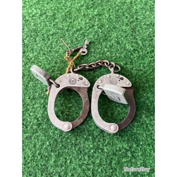 PAIRE DE MENOTTES GENDARMERIE  APRS GUERRE AVEC SES CADENAS MATRICULS