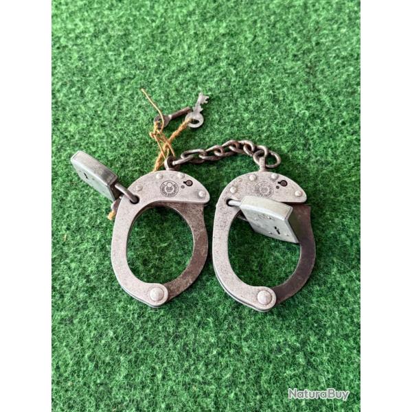 PAIRE DE MENOTTES GENDARMERIE  APRS GUERRE AVEC SES CADENAS MATRICULS ET SES DEUX CLS 20 ME