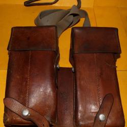 ARMEE SUISSE : ETUI EN CUIR A DEUX POCHETTES EN CUIR RELIEES PAR UNE SANGLE DE L'ARMEE SUISSE, DATE