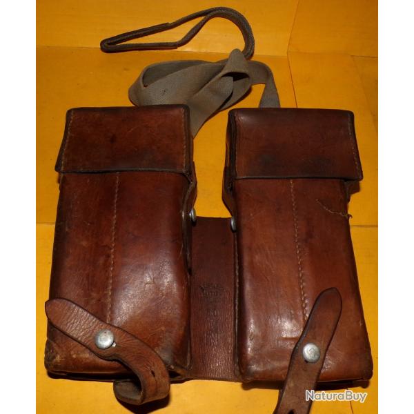 ARMEE SUISSE : ETUI EN CUIR A DEUX POCHETTES EN CUIR RELIEES PAR UNE SANGLE DE L'ARMEE SUISSE, DATE