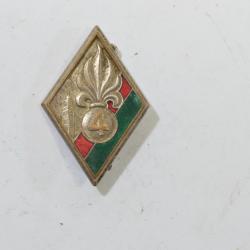 Insigne 4e REI Régiment Etranger d'Infanterie. DRAGO dos guilloché, 4 relief, émail