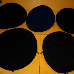 LOT DE 5 BERETS MILITAIRES  DE L'ARMEE FRANCAISE ,TAILLE  55 A 57  ,  ETAT  VOIR PHOTOS . POUR TOUT