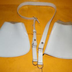 BAUDRIER BLANC AVEC UNE PAIRE DE CRISPINS DES MOTARDS DE LA GENDARMERIE NATIONALE  , BON ETAT VOIR P