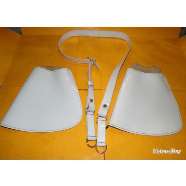 BAUDRIER BLANC AVEC UNE PAIRE DE CRISPINS DES MOTARDS DE LA GENDARMERIE NATIONALE  , BON ETAT VOIR P