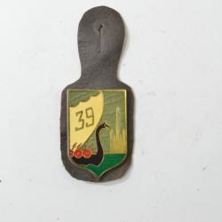 Insigne 39e Régiment d'Infanterie 39 RI, DELSART G1947, ciel gris, épingle rivetée