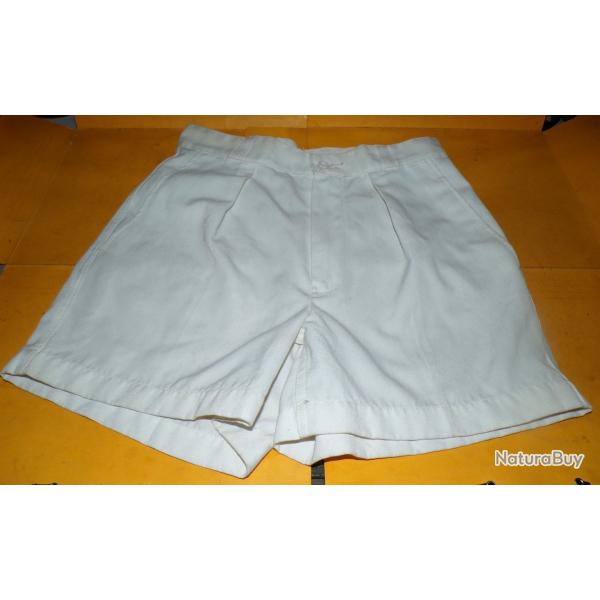 SHORT BLANC DE LA MARINE NATIONALE DE L'ARMEE FRANCAISE , 1 POCHE SUR L'ARRIERE ET 2 POCHES SUR LES