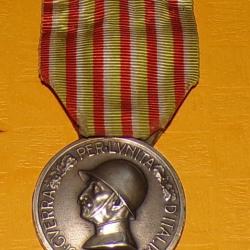 MEDAILLE ITALIENNE COMMEMORATIVE DE LA GUERRE DE 1915 - 1918  , FABRICATION ITALIENNE , TRACE DE COL