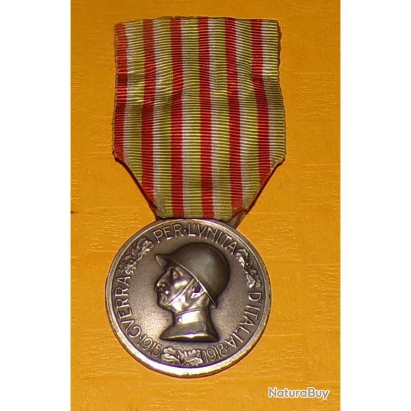 MEDAILLE ITALIENNE COMMEMORATIVE DE LA GUERRE DE 1915 - 1918  , FABRICATION ITALIENNE , TRACE DE COL