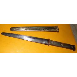 COUTEAU ANCIEN AVEC SON FOURREAU EN METAL , LONGUEUR TOTALE 31 CM POIDS 190 GRAMMES , PAS DE MARQUAG