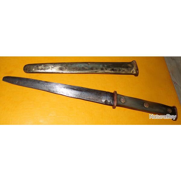 COUTEAU ANCIEN AVEC SON FOURREAU EN METAL , LONGUEUR TOTALE 31 CM POIDS 190 GRAMMES , PAS DE MARQUAG