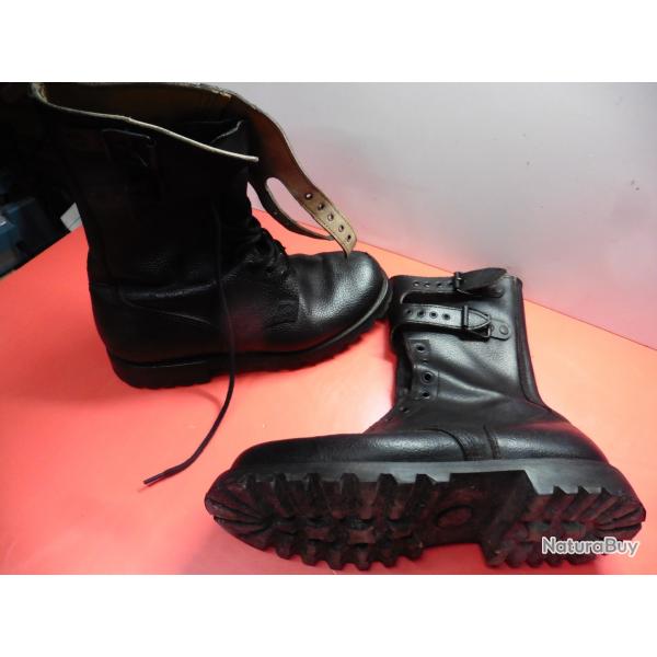 Lot 11 - paire de rangers cuir noir de stock - modle 54 - taille 43 - Arme Franaise