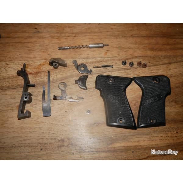 Lot de pices de pistolet MAB C en 7.65mm