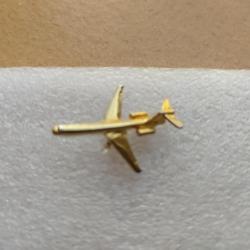 PINS AVION COULEUR DOREE MODELE INCONNUE