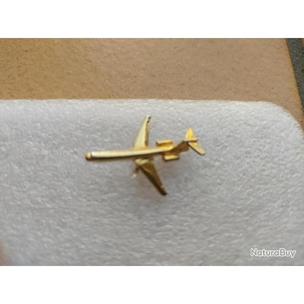 PINS AVION COULEUR DOREE MODELE INCONNUE