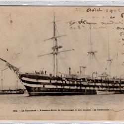 CPA - Marine -La Couronne Vaiseau - Ecole de Canonnage et son ennexe Le Caledonien  N°1353